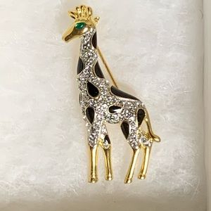 Giraffe fashion brooch